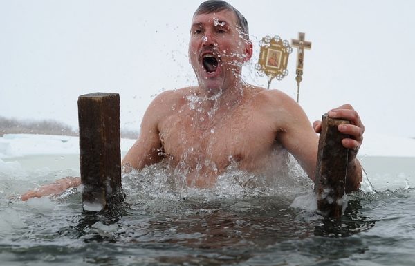 Где и как купаться на Крещение, чтобы не заболеть: советы спасателей и моржей 