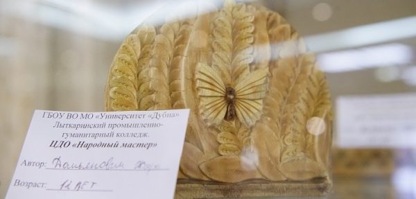 Выставка работ резьбы по дереву открылась в Мособлдуме