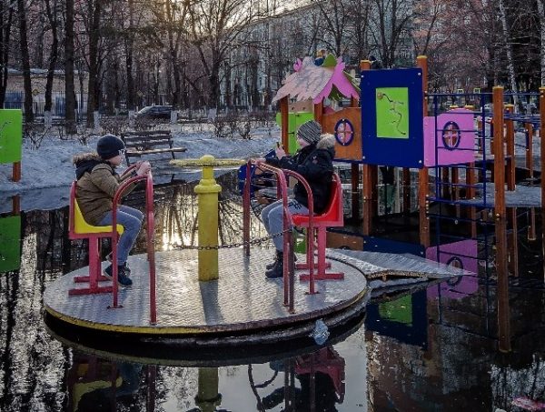 Десант химкинского КБиО откачал воду с детской площадки