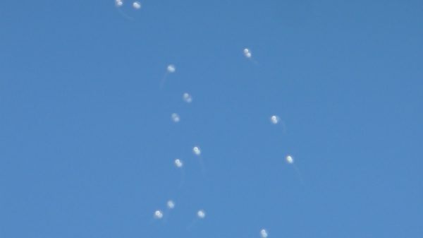 Участники флешмоба выпустили в небо воздушные шары в цветах российского триколора в Клину