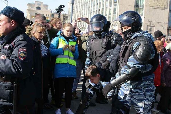 В центре Москвы задержано более 200 человек