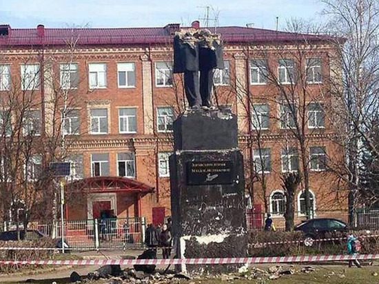 Памятник Пушкину в Подмосковье ломали спецтехникой