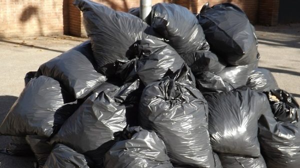 Управкомпания в Одинцове заставила жителей убрать с лестничной клетки вещи и мусор