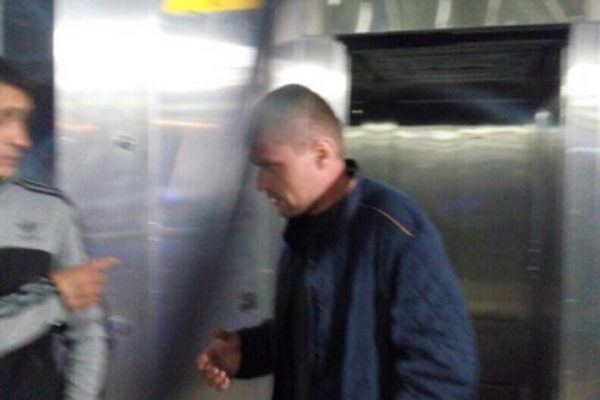 Пьяные лифтеры шокировали прохожих в надземном переходе на Юбилейном проспекте в Химках
