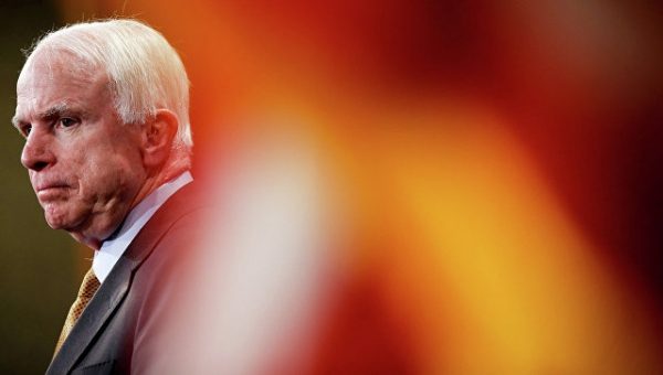 Маккейн призвал создать комитет для расследования “вмешательства <span id=