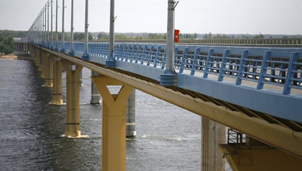 Специалисты установили в Дубне русловые опоры моста через Волгу