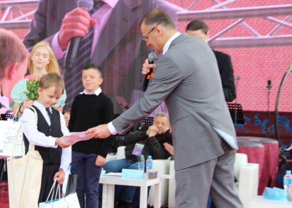 Александр Коган наградил самого юного участника суперфинала всероссийского конкурса чтецов 