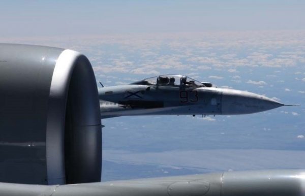 Опубликованы фото сближения Су-27 и американского самолета-разведчика