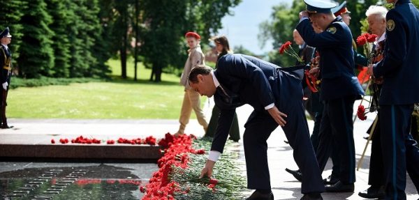 Депутаты Мособлдумы приняли участие в церемонии возложения венка к мемориалу «Могила Неизвестного Солдата»
