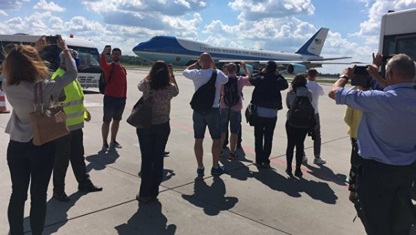 В аэропорту Варшавы на час задержали авиарейсы из-за самолета Трампа