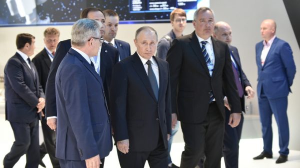 Президент РФ Владимир Путин открыл авиасалон МАКС–2017 в Жуковском