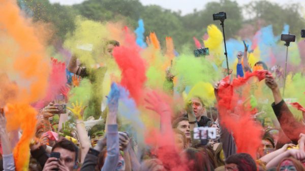 Фестиваль красок холи проходит в Нескучном парке в Подольске