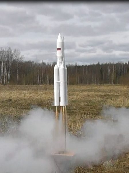Подмосковный школьник успешно запустил деревянную ракету «ангару»