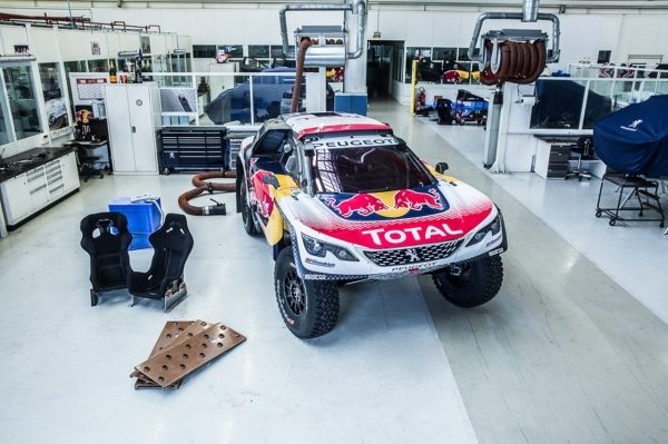 Компания Peugeot показала новый болид для ралли Дакар