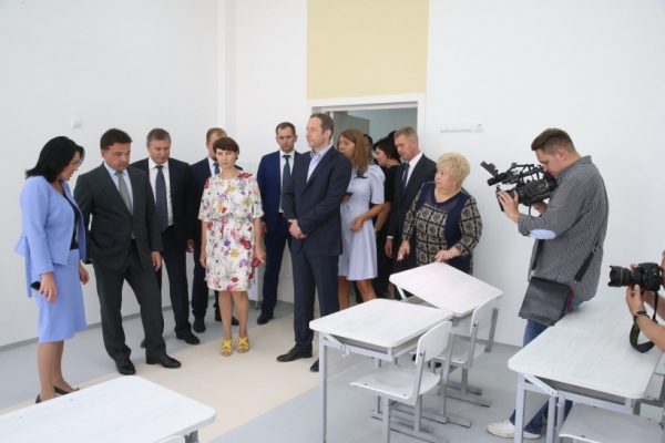 Губернатор Подмосковья посетил новую лингвистическую гимназию в Мытищах