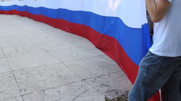 Школьники из трех лагерей Подольска развернули 40-метровый триколор ко Дню флага России