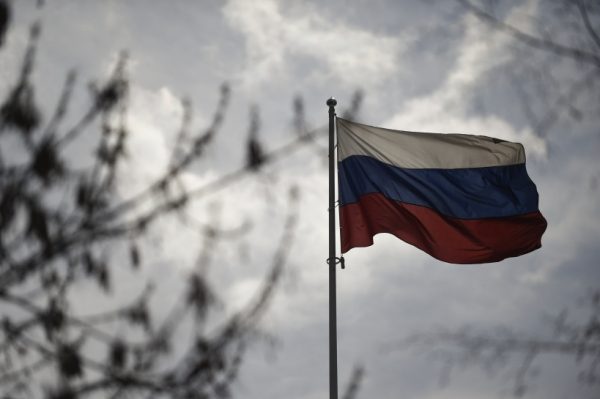 Российский флаг длиной 22 метра установили на фасаде Ледового дворца в Балашихе<span id=