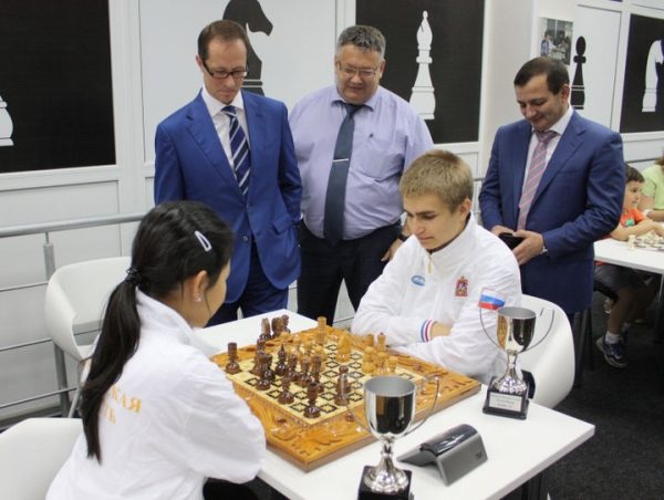 Роман Терюшков встретился с шахматистами из Химок, выигравшими «Матч Тысячелетия»