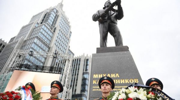 В Москве открыли памятник конструктору Михаилу Калашникову, отлитый в Химках