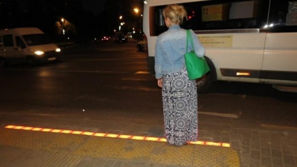 Первый пешеходный переход с тактильной светодиодной полосой создали в Подмосковье