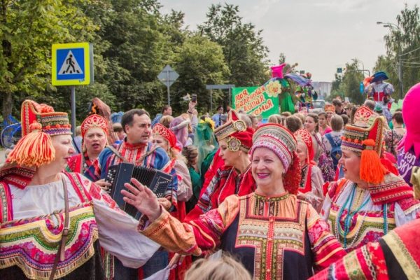 В карнавальном шествии в День города в Одинцове участвовали свыше 2 тысяч человек