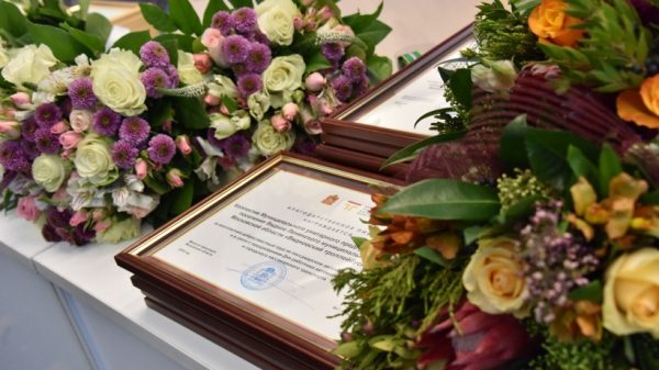 Четырем педагогам в Королеве вручили жилищные сертификаты в честь Дня учителя