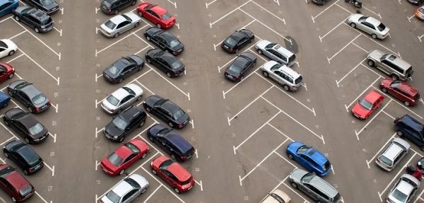 В Подмосковье могут ужесточить ответственность за парковку на газоне
