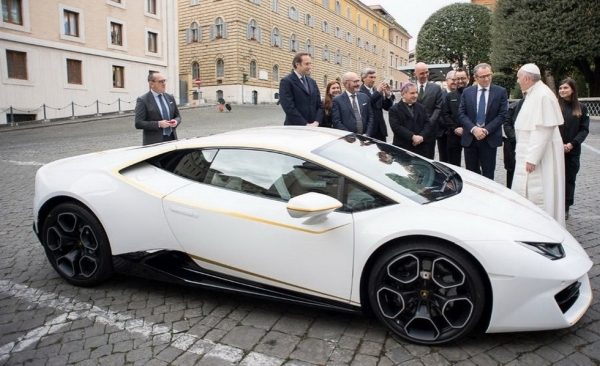 Папе Римскому подарили уникальный Lamborghini Huracan