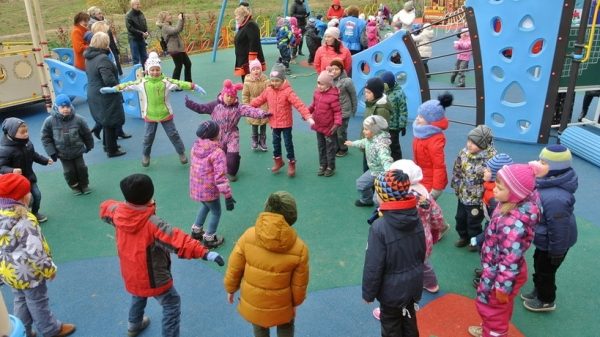 В Северном микрорайоне Красноармейска открыли новую детскую площадку по программе губернатора