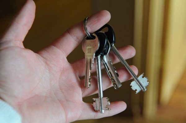 Ключи от квартиры вручили сироте в Жуковском