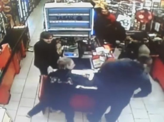 Кассир подмосковного магазина ударила покупателя из-за спорного ценника
