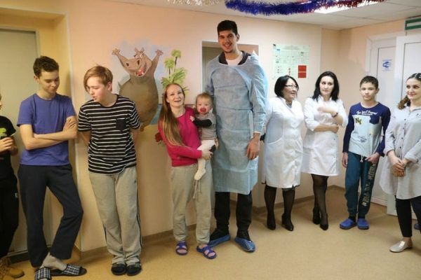 Игрок БК «Химки» поздравил маленьких пациентов больницы с Новым годом