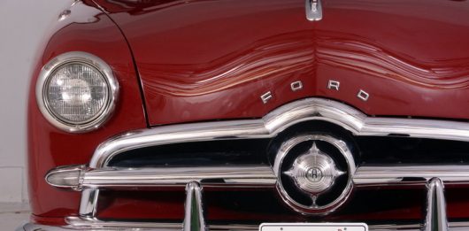 Почему на логотипе старых моделей марки Ford изображались три льва