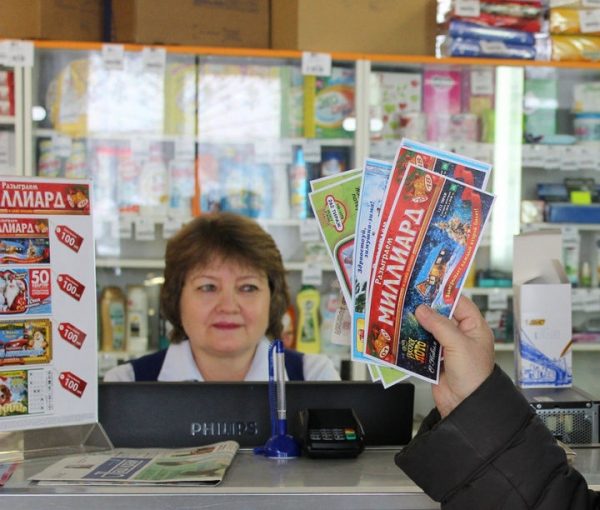 Жители Подмосковья, купившие лотерейные билеты в почтовых отделениях, выиграли два автомобиля и загородный дом