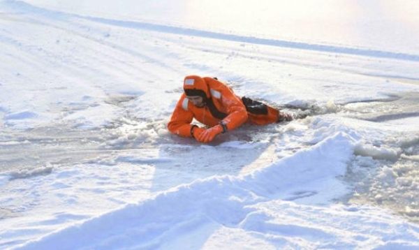 Перед Крещением 18-19 января спасатели проверили лед на канале имени Москвы