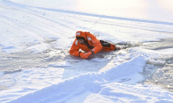Спасатели Химок проверили прочность льда на канале имени Москвы перед Крещением