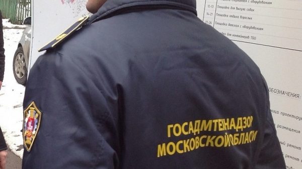 Госадмтехнадзор наказал УК в Октябрьском Люберец за брошенные во дворе строительные блоки 