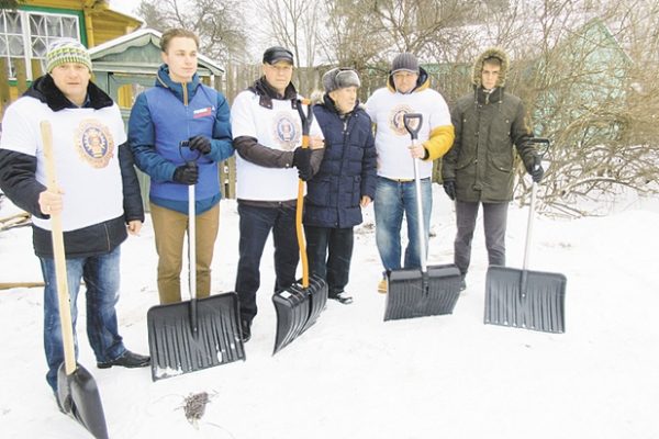 "Тимуровцы" откопали от снега почти 70 бабушек и дедушек