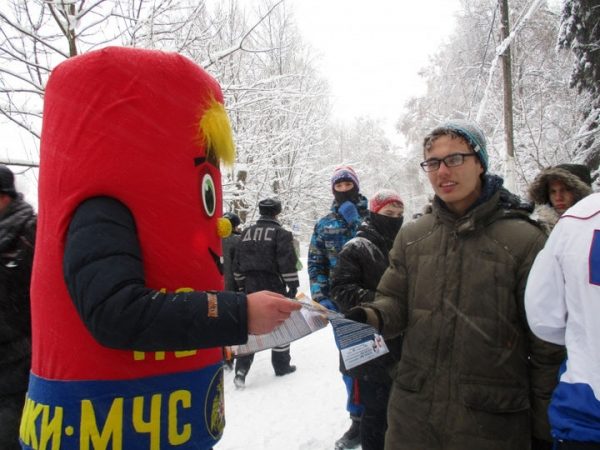 Человек-огнетушитель на московской лыжне