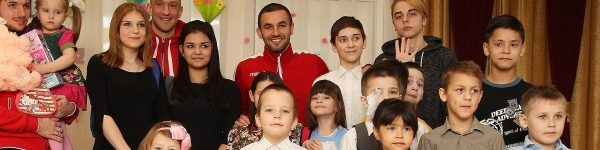 ФК «Химки» поздравил с 8 марта детей социально-реабилитационного центра
 