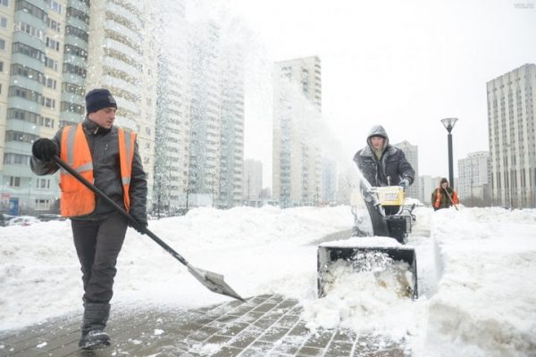 Более 6500 сотрудников коммунальных предприятий Московской области расчищают выпавший снег 