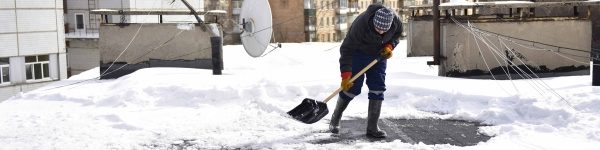 В Химках продолжаются работы по очистке кровли от снега и наледи 
 