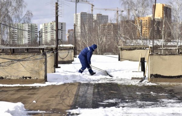 В Химках продолжаются работы по очистке кровли от снега и наледи