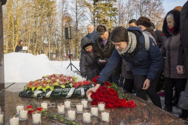 Память жертв трагедии в Кемерове почтили в Химках