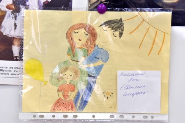 Десятки работ были представлены на конкурсе детского рисунка «Крепкая семья»