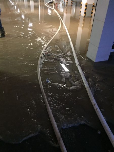Талая вода превратила в бурную реку подземный паркинг химкинского ЖК">  