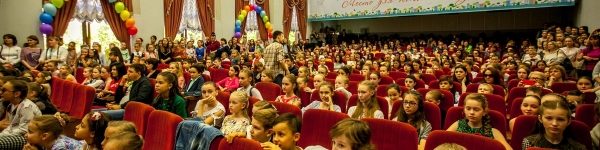 Более 300 учеников школы искусств наградили в Химках
 