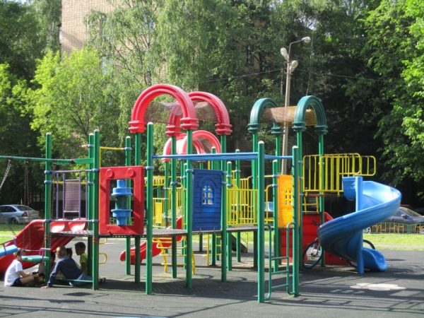 Большинство детских площадок в Подмосковье названо безопасными