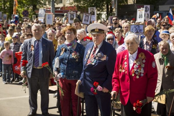 Более 3 000 жителей в День Победы возложили цветы к монументу в Химках