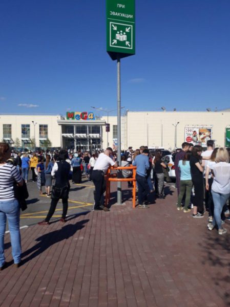 Очевидцы сообщили об эвакуации ТЦ «Мега» в Химках